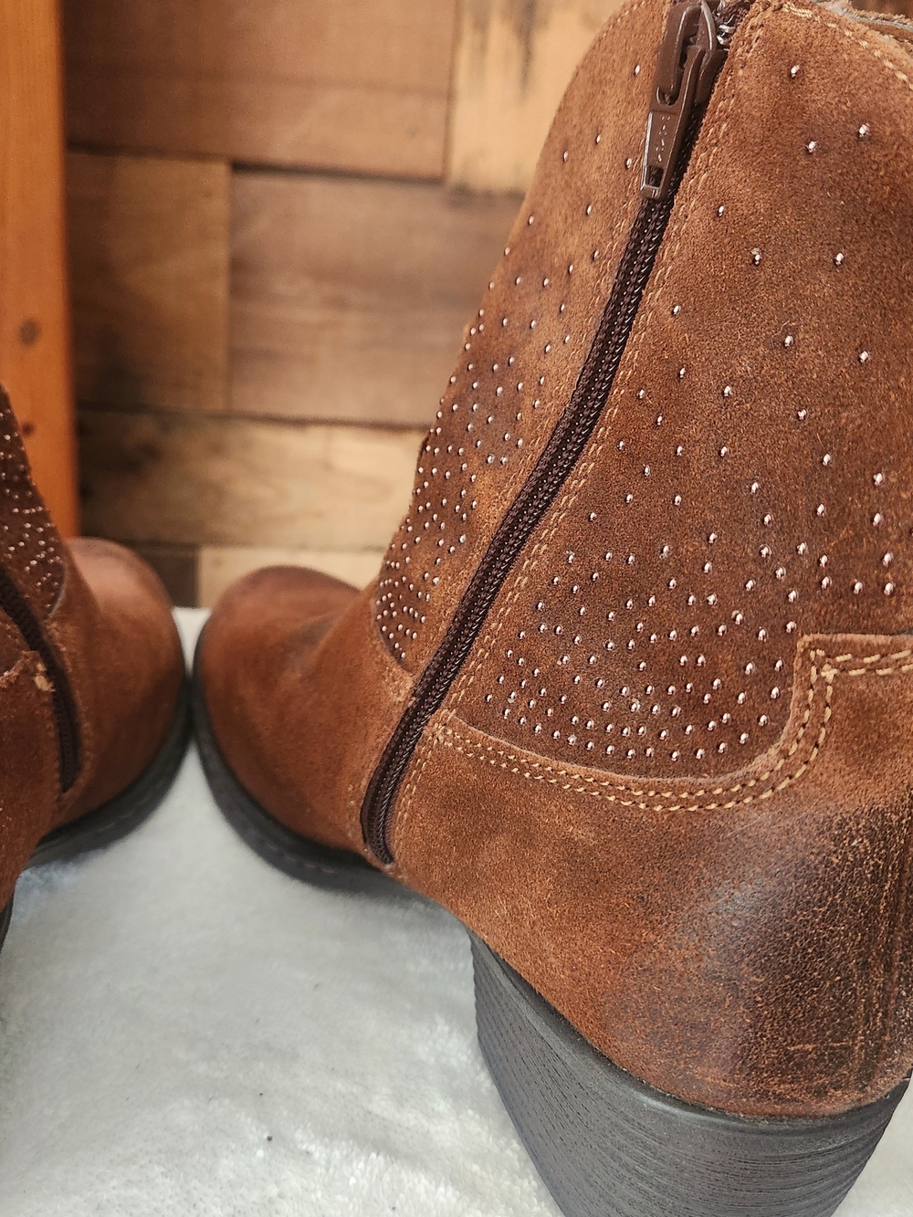 Born B.Ø.C Brown Suede Western Booties With Leather Studs Ankle Boots Size 10 - Picture 14 of 16